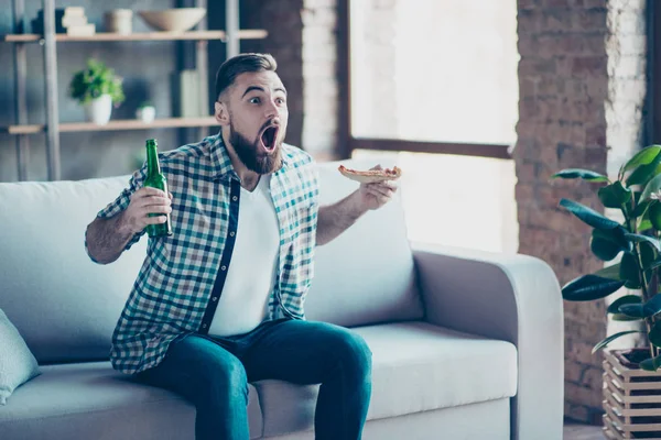 ¡Omg! ¡Objetivo! Loco divertido feliz emocionado asombrado paño chico sorprendido — Foto de Stock