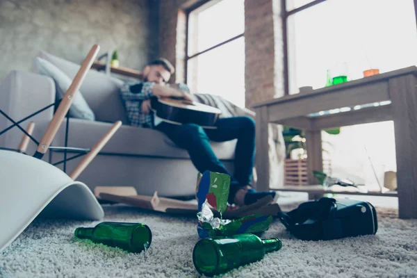 Hombre teniendo resaca después de despedida de soltero, durmiendo, sosteniendo la guitarra , — Foto de Stock