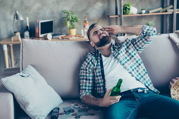 Kjekk, stilfull mann som lider av hodepine etter kveldsfest – stockfoto