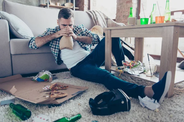 Borracho cansado joven cansado está sufriendo de náuseas y pan — Foto de Stock