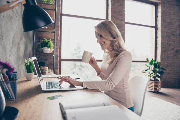 Concetto di avere un posto di lavoro a casa. Profilo laterale mezza faccia p — Foto Stock