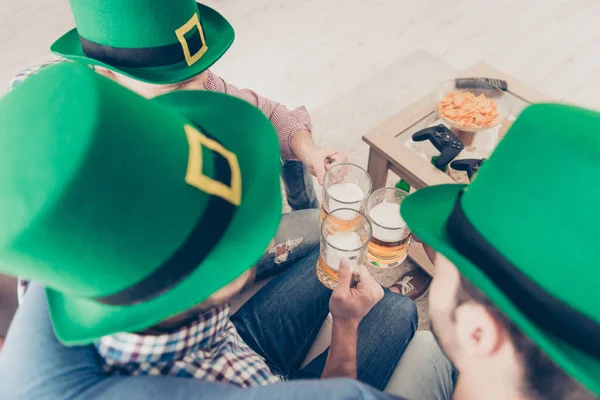 Retrato de vista superior recortado de tres hombres en sombrero verde celebrando — Foto de Stock