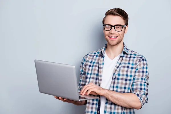 Porträt eines bärtigen, fröhlichen, brünetten Typen mit offenem Laptop, l — Stockfoto