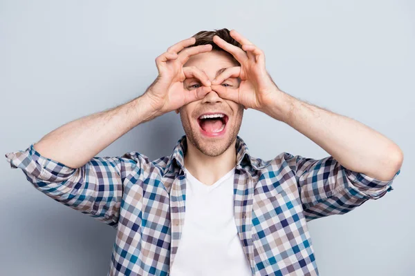 De cerca la foto de moda, alegre, creativo chico a cuadros sh —  Fotos de Stock