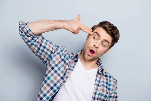 Bello, ragazzo divertente mettere, tenendo la figura pistola con fing — Foto Stock