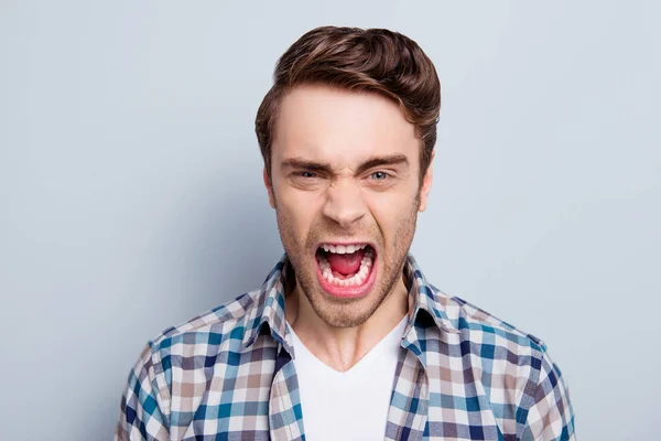 Homem agressivo em camisa quadriculada com boca aberta larga está fora de — Fotografia de Stock