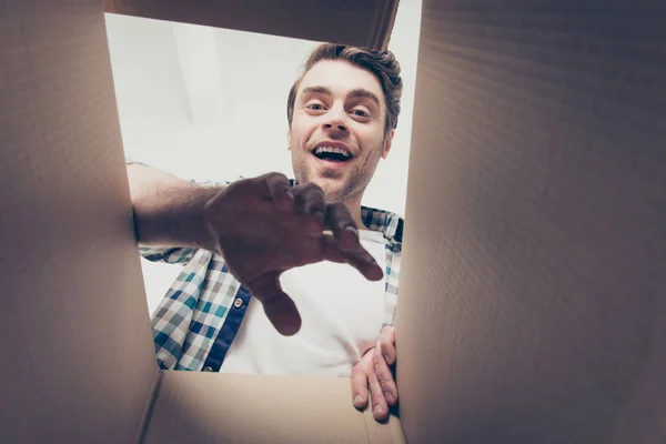 Hipster cabeça bens xadrez camisa mão braço câmera casa pensar m — Fotografia de Stock