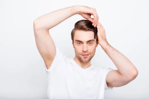 Confiado, impresionante, hombre perfecto en camiseta haciendo moderno peinado — Foto de Stock