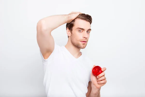 Stunning, perfect, muscular guy in t-shirt with stubble applying — Stock Photo, Image