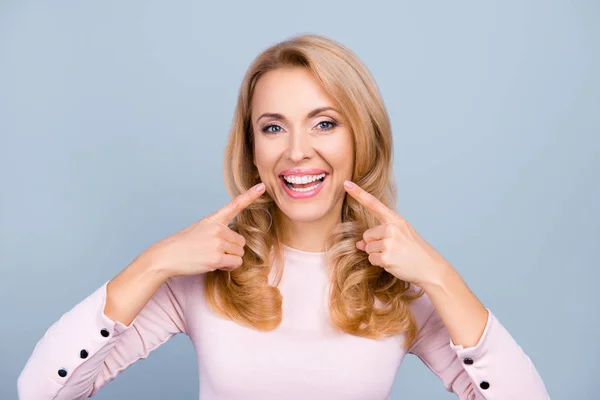 Mujer bonita y moderna en traje casual apuntando con dos anteojos — Foto de Stock