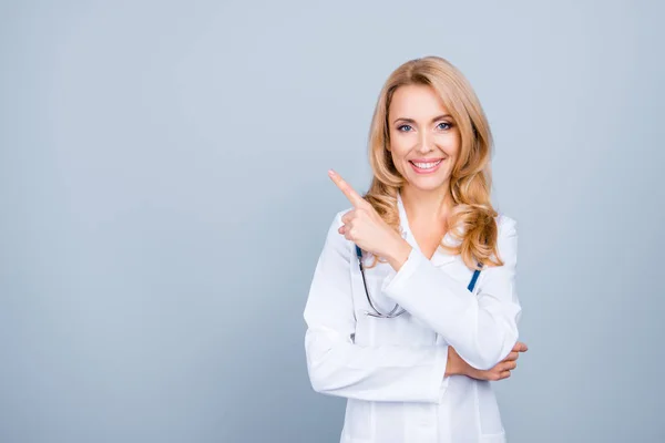 Olha para ali! Retrato de confiante experiente qualificado alegre — Fotografia de Stock