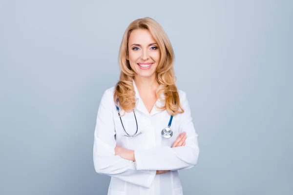 Retrato de confiante com toothy radiante sorriso qualificado experi — Fotografia de Stock