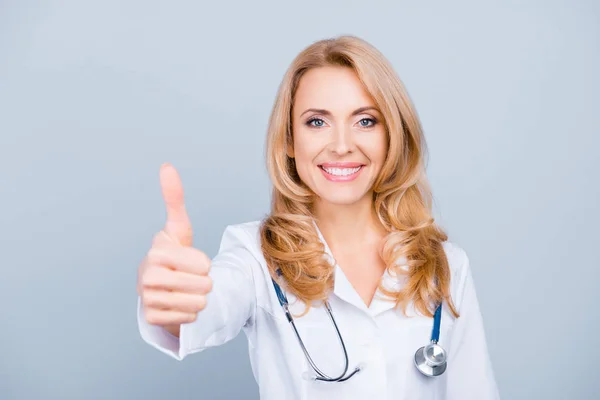 Gelukkig, mooie, aantrekkelijke, middelbare leeftijd medic werknemer in witte jas — Stockfoto