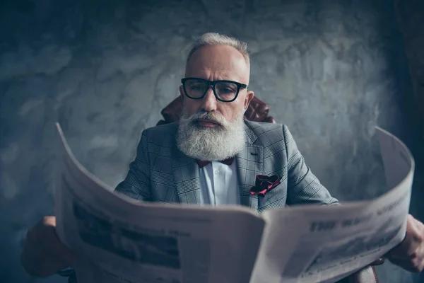 Çekici, zeki, güzel, eski işadamı gözlük ve ceket r — Stok fotoğraf