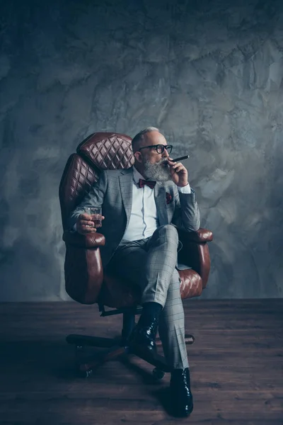 Tam boy cam ile tutarak smokin içinde acımasız yaşlı adam portresi — Stok fotoğraf