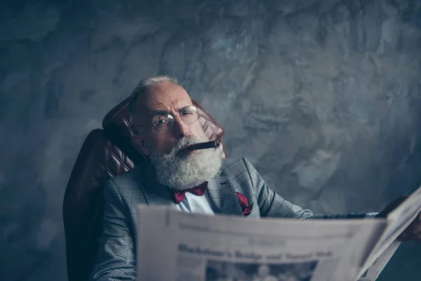 Guapo, atractivo hombre viejo rico en gafas con cigarrillo en m —  Fotos de Stock