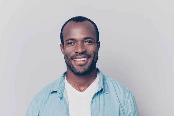 Retrato de viril, áspero, na moda, alegre, homem feliz com beami — Fotografia de Stock