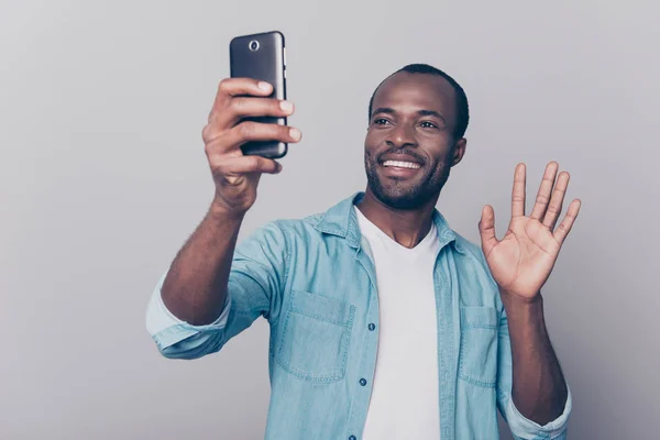 Portrait d'un homme joyeux, positif et professionnel faisant du selfie o — Photo