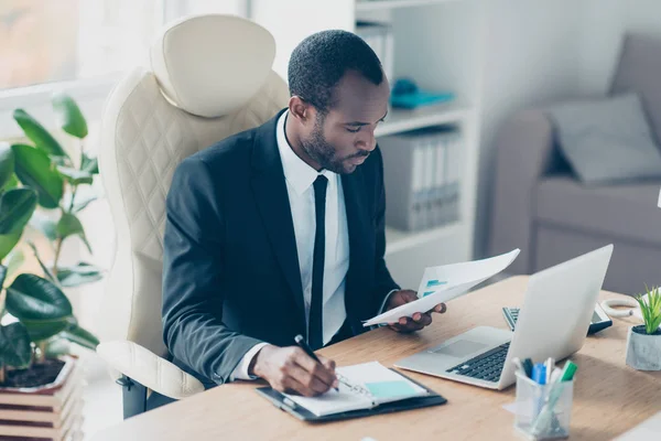 Fleißiger Finanzier sitzt am Desktop in Workstation, Workpla — Stockfoto