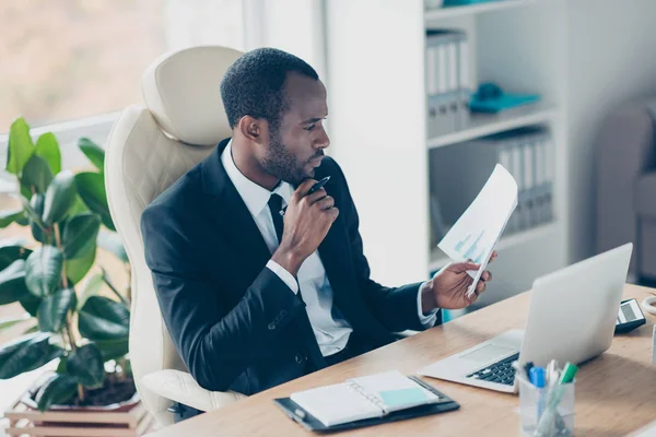 Fleißige Ökonom sitzt am Schreibtisch in der Arbeitsstation, Platz, — Stockfoto