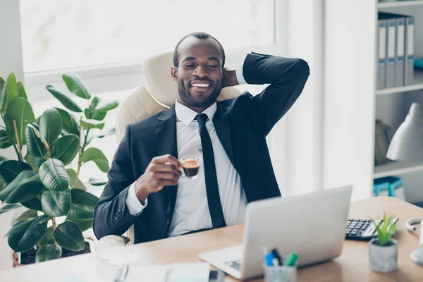 Attraktive, gut gelaunte Rechtsanwältin, die die Pause genießt, Spaß hat, — Stockfoto