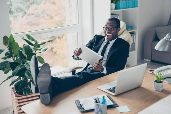 Alegre, riendo, divertido, financiero positivo poner las piernas en la mesa , — Foto de Stock