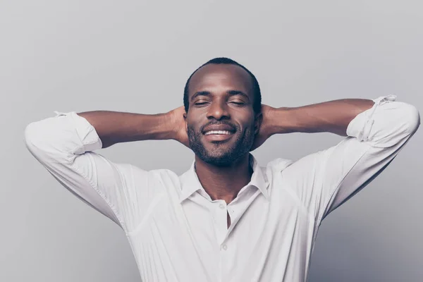 Portret van vrolijk, blij, positieve, ontspannen man met nauwlettend in de gaten — Stockfoto