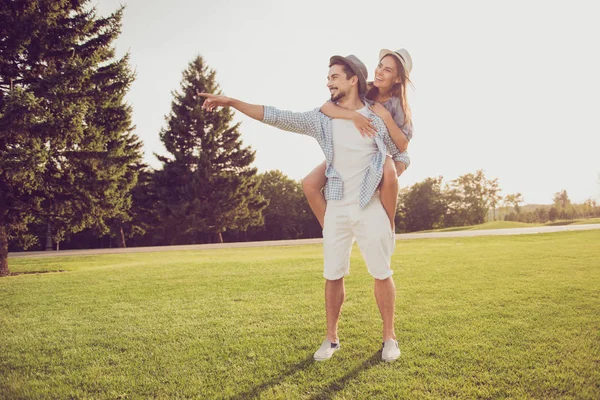 Ocio, felicidad chill, paseo por el césped, relajarse, estilo de vida romántico , — Foto de Stock