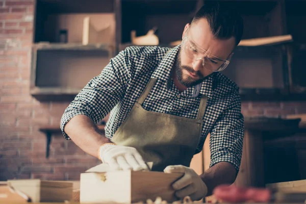 Gut aussehende begabte fleißige selbstbewusste konzentrierte bärtige handliche — Stockfoto