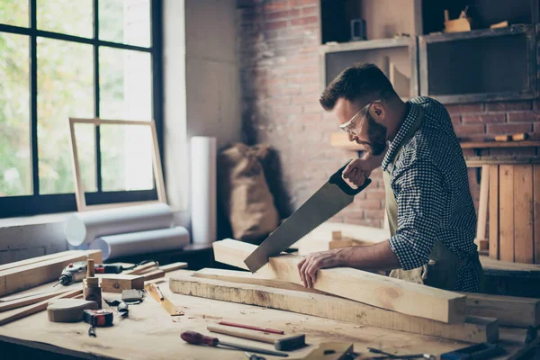 Konzentrierte starke selbstbewusste professionelle gutaussehende Bartträger — Stockfoto