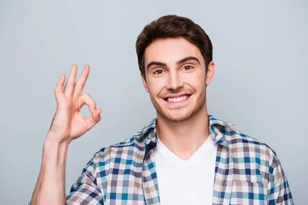 Retrato de atraente, cara positivo com restolho em xadrez s — Fotografia de Stock