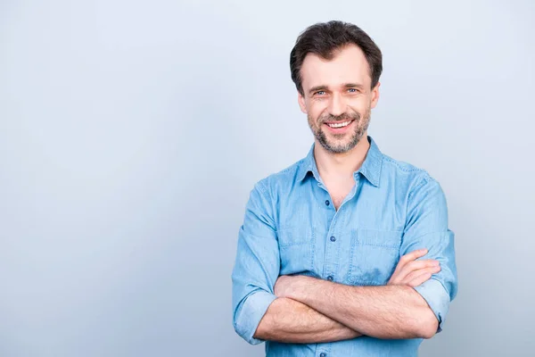 Retrato de confianza concentrado alegre emocionado alegre con sh —  Fotos de Stock