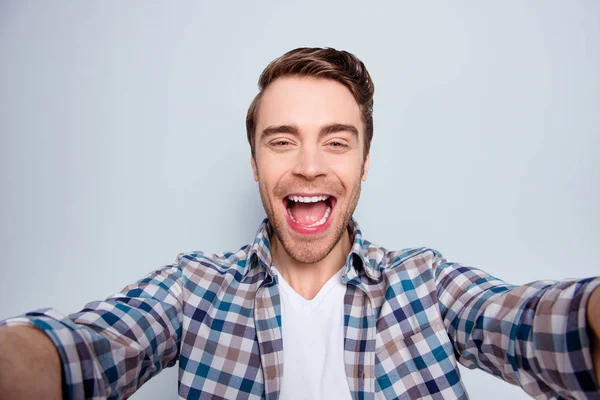 Zelfportret van bebaarde, vrolijke, grappige, gelukkig man in casual o — Stockfoto