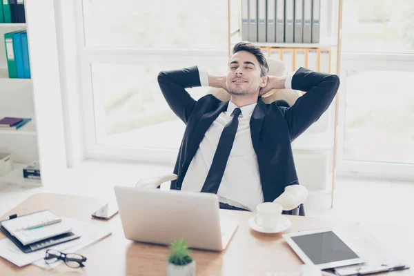 Portret van vrolijk opgewonden blij onzorgvuldig zorgeloos vrolijke leade — Stockfoto