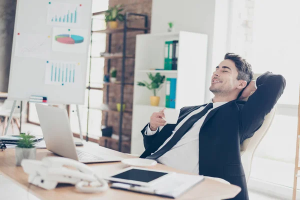 Computer laptop werkstation vrijheid concept. Zijkant profiel weergave p — Stockfoto