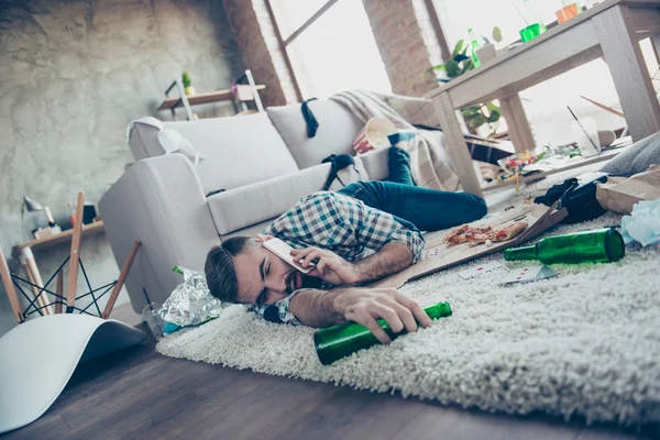 ¿Qué está pasando? Bajo ángulo foto de borracho cansado agotado chico w — Foto de Stock