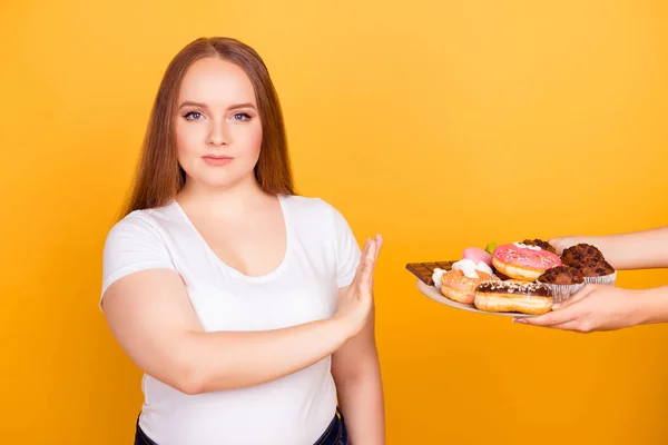 Sou contra comer produtos que contenham gordura! Mulher com força de vontade w — Fotografia de Stock