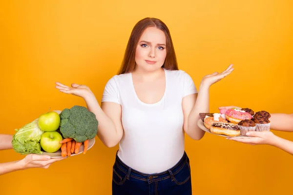 Conceito de corpo de cuidados com o corpo. Pensivo incerto mulher gorda incerta — Fotografia de Stock