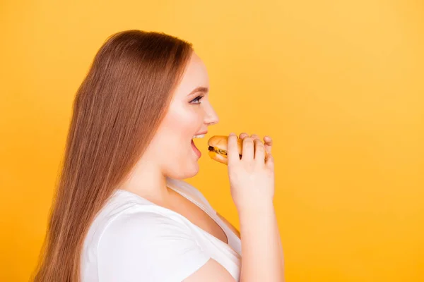 Conceito de comer fast food. Perfil lateral foto meia-face de ex — Fotografia de Stock