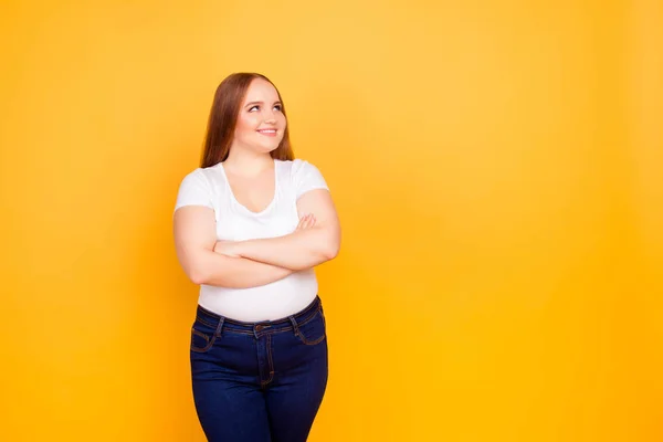 Felice allegro gioioso fiducioso con paffuto faccia donna oversize — Foto Stock