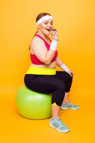 Retrato em tamanho real de layabout astúcia alegre animado laz feliz — Fotografia de Stock