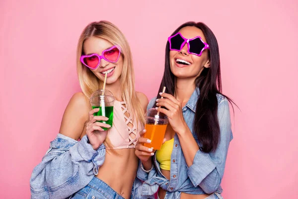 Vrolijke, charmante, positieve, lachen, komische meisjes in zomer hij — Stockfoto