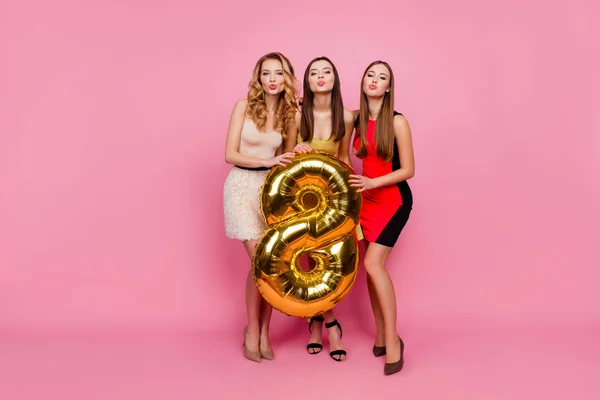 Retrato de longitud completa de tres chicas guapas y divertidas, soplando beso — Foto de Stock