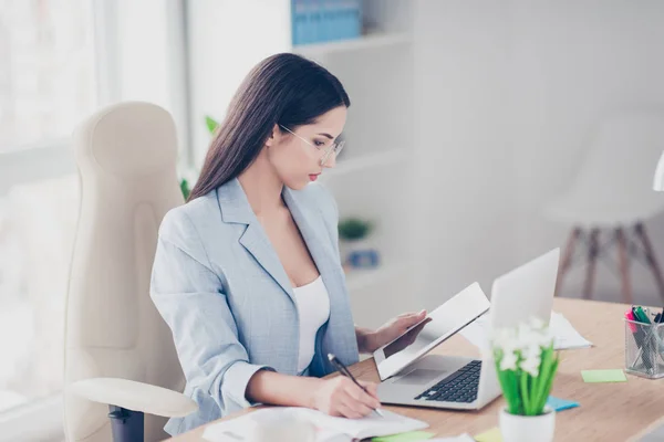 Bonita, encantadora, inteligente, inteligente, jefe morena con chaqueta y — Foto de Stock