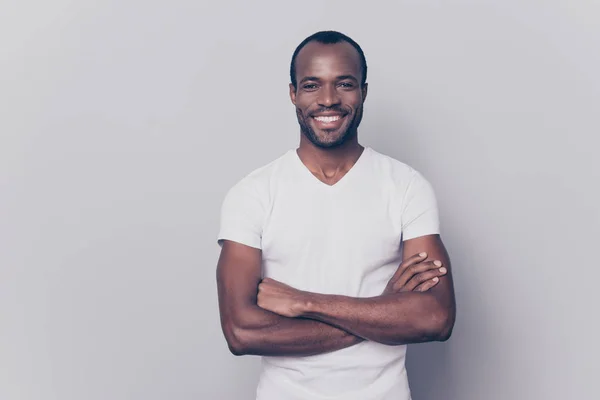 Retrato de sexy, sonriente, brutal, impresionante, hombre de moda con bla — Foto de Stock