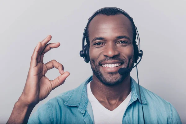 Primer plano retrato de hombre atractivo, alegre, alegre, confiado — Foto de Stock