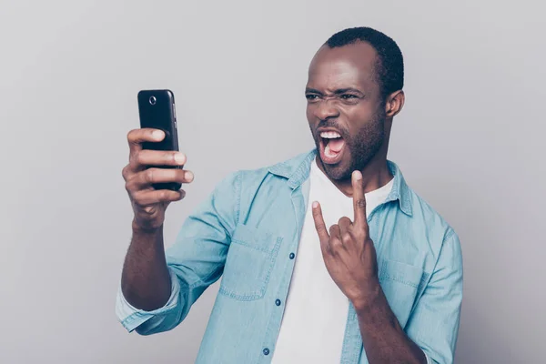 Portrait de fou, cool, gars individuel ayant un téléphone intelligent dans — Photo