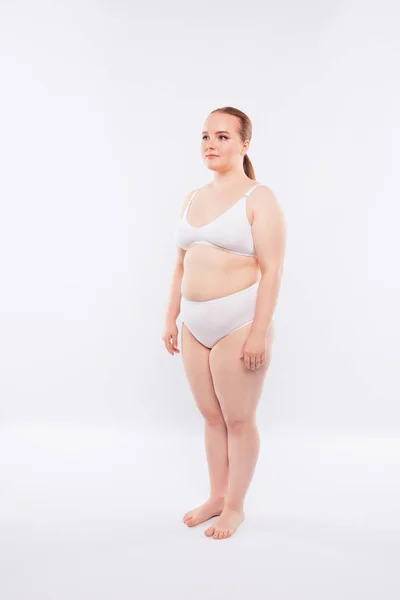 Halv-vände full storlek, fullängds foto av feta feta modell le — Stockfoto