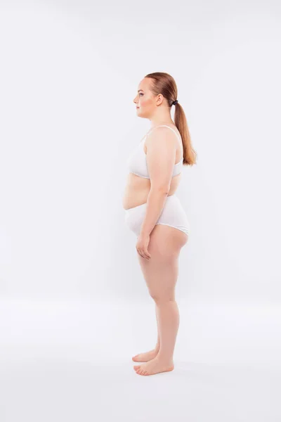 Боковой полноразмерный снимок толстого толстого толстяка — стоковое фото