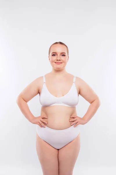 Vertikala foto av naken overfat modell klädd i komprimering garm — Stockfoto